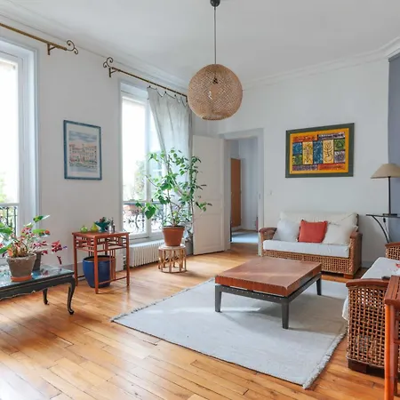 Provencal Charm In The Heart Of Appartement Paris