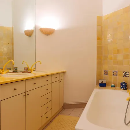 Provencal Charm In The Heart Of Appartement Paris